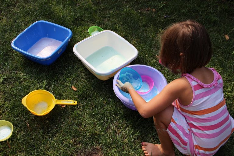 GIOCHIAMO CON LA SCHIUMA COLORATA - Bimbi Creativi